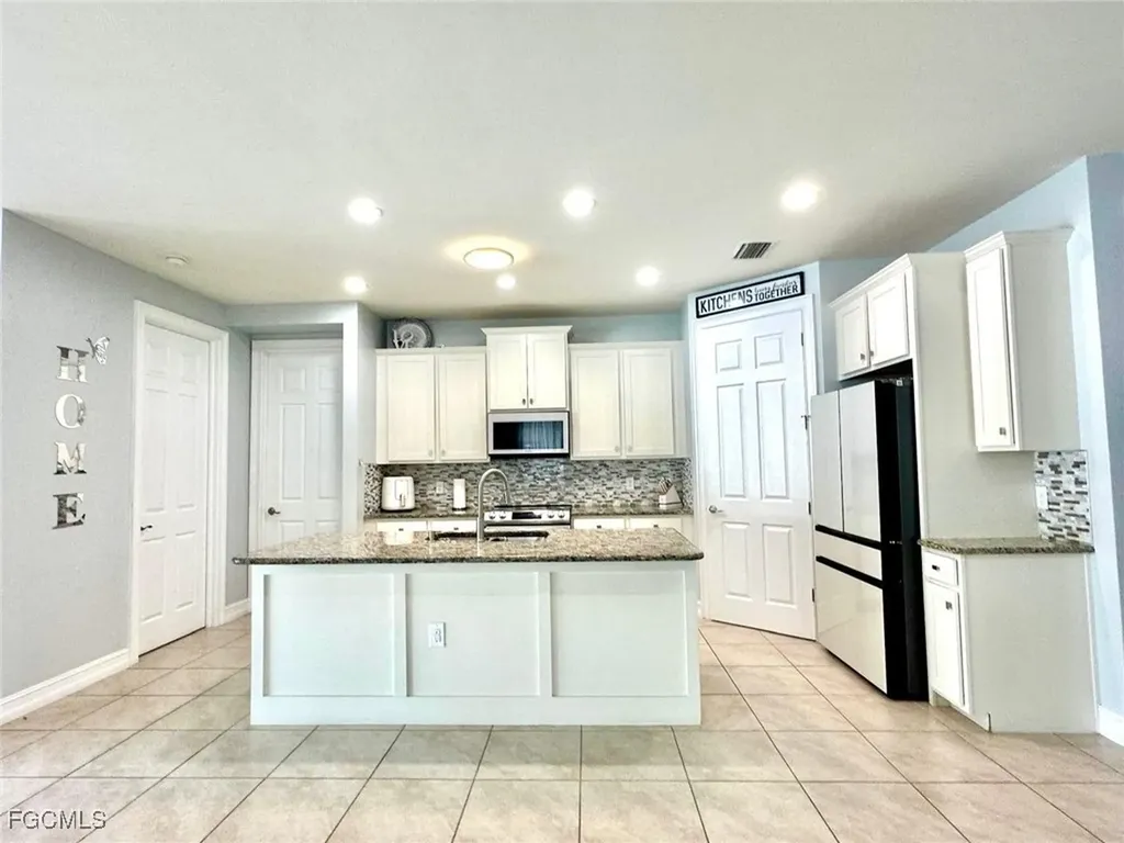 3193 Amadora Circle Cape Coral FL 33909