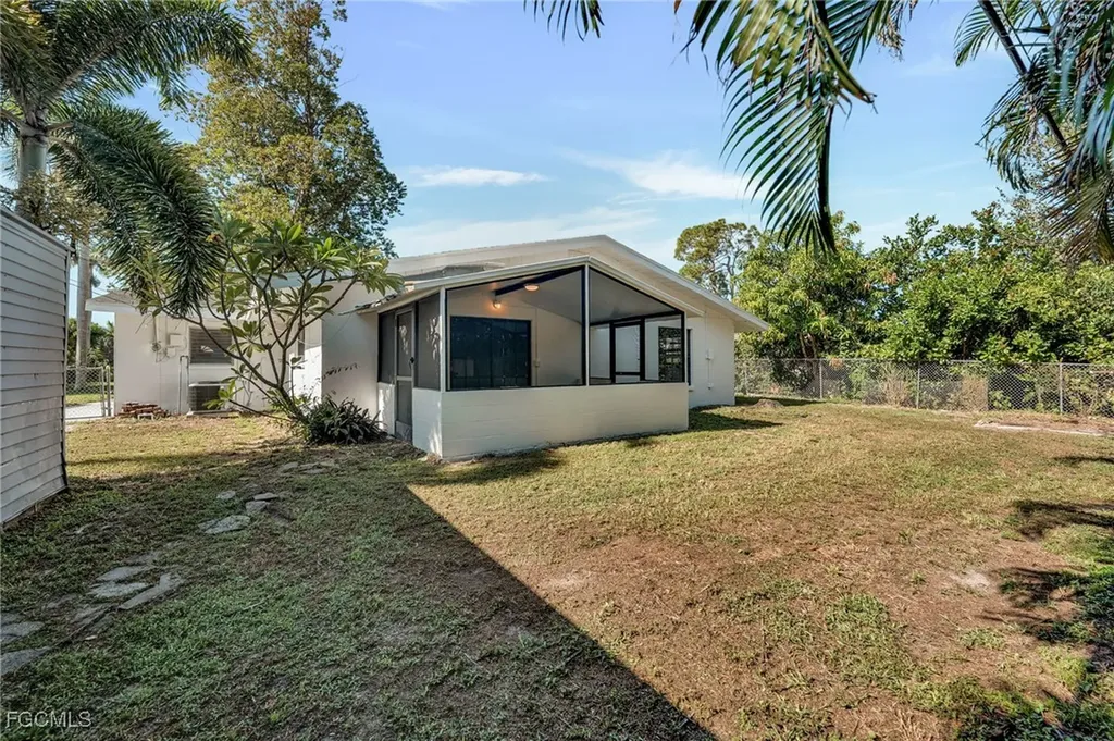 1427 Davis Drive Fort Myers FL 33919