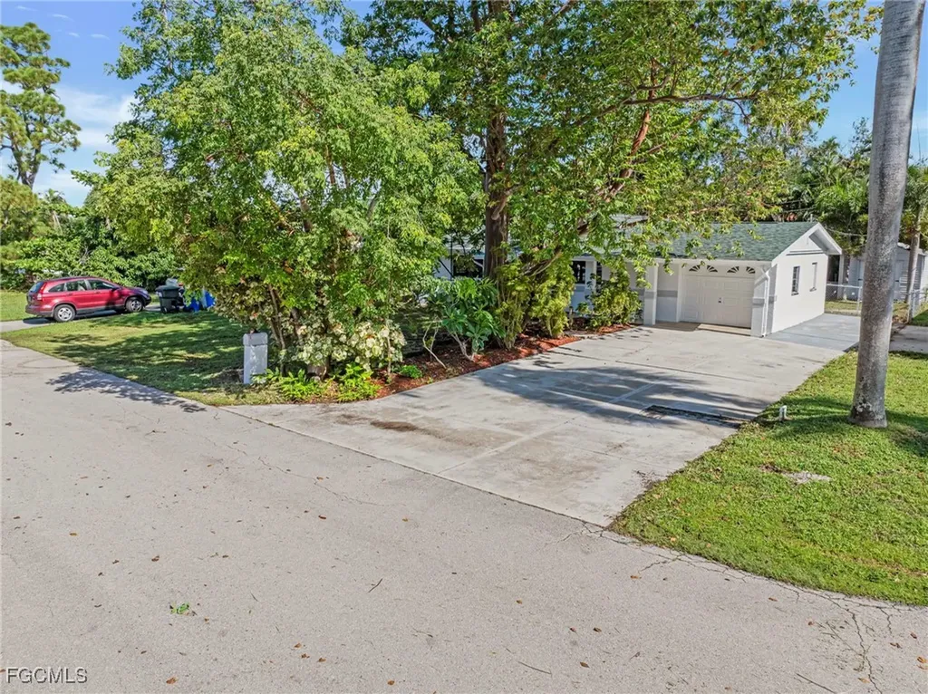 1427 Davis Drive Fort Myers FL 33919