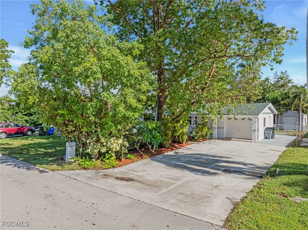 1427 Davis Drive Fort Myers FL 33919