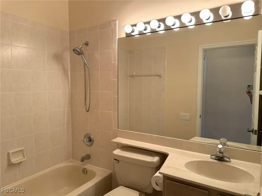 8853 Middlebrook Drive Fort Myers FL 33908