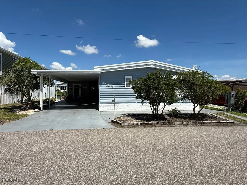 5513 Sir Walter Way North Fort Myers FL 33917