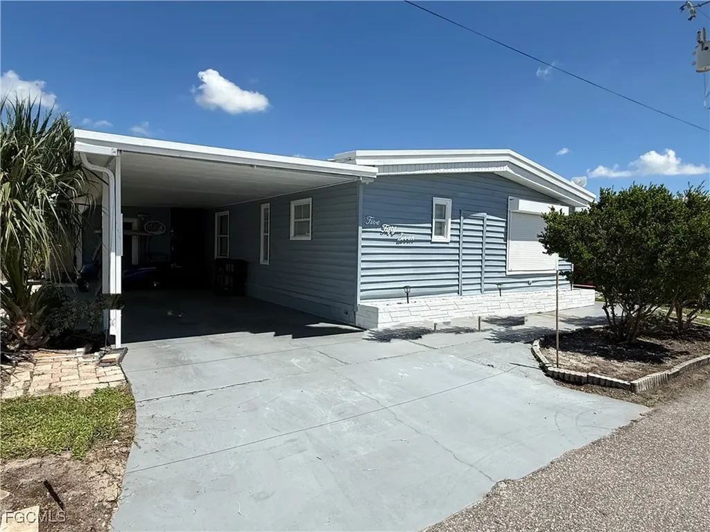 5513 Sir Walter Way North Fort Myers FL 33917