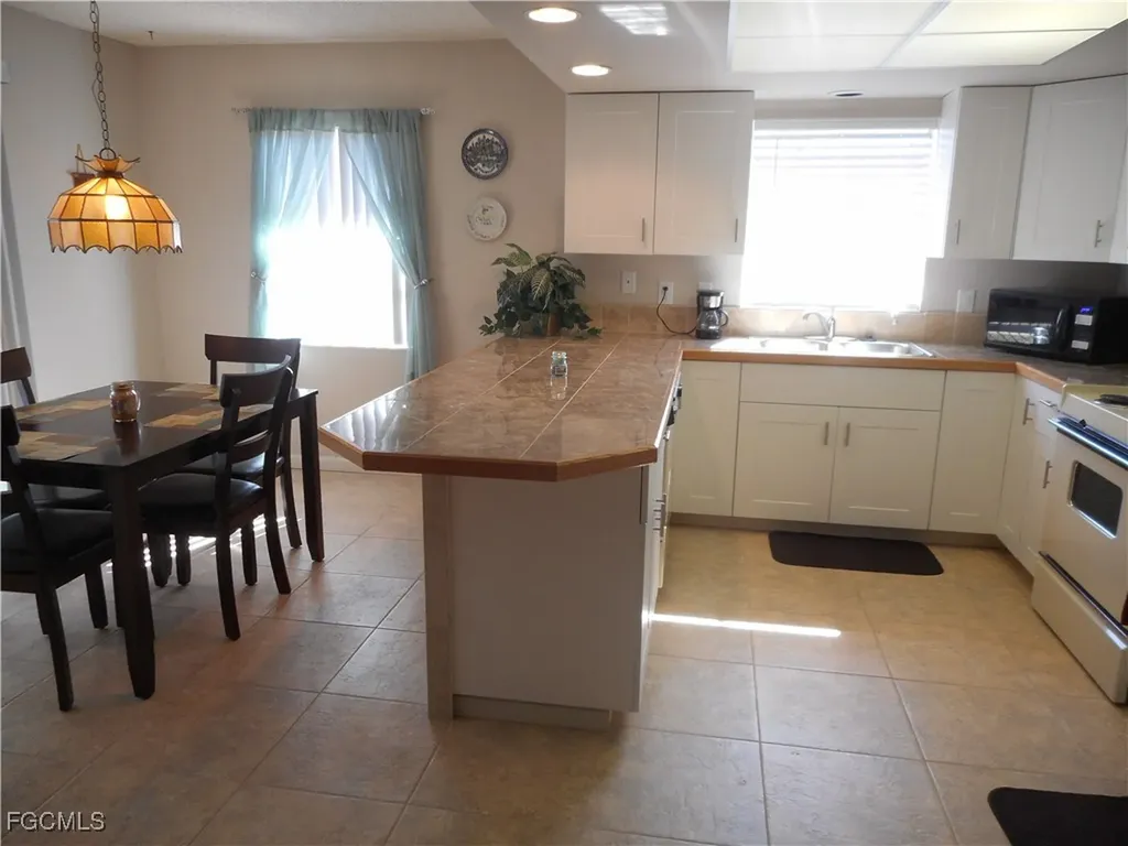 3817 SE 11th Avenue Cape Coral FL 33904