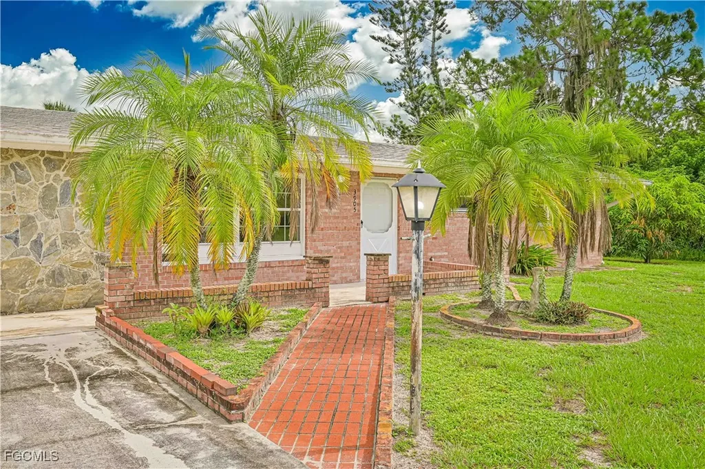 3905 E 3rd Street Lehigh Acres FL 33936