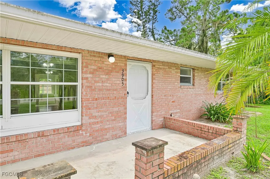3905 E 3rd Street Lehigh Acres FL 33936