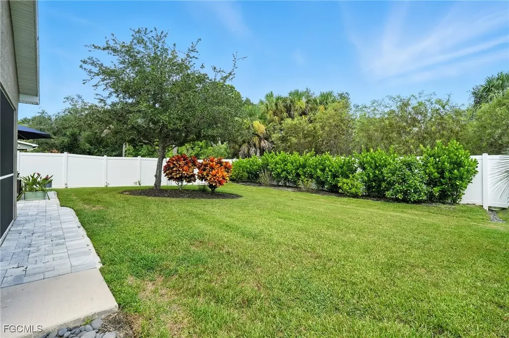 9740 Gladiolus Bulb Loop Fort Myers FL 33908