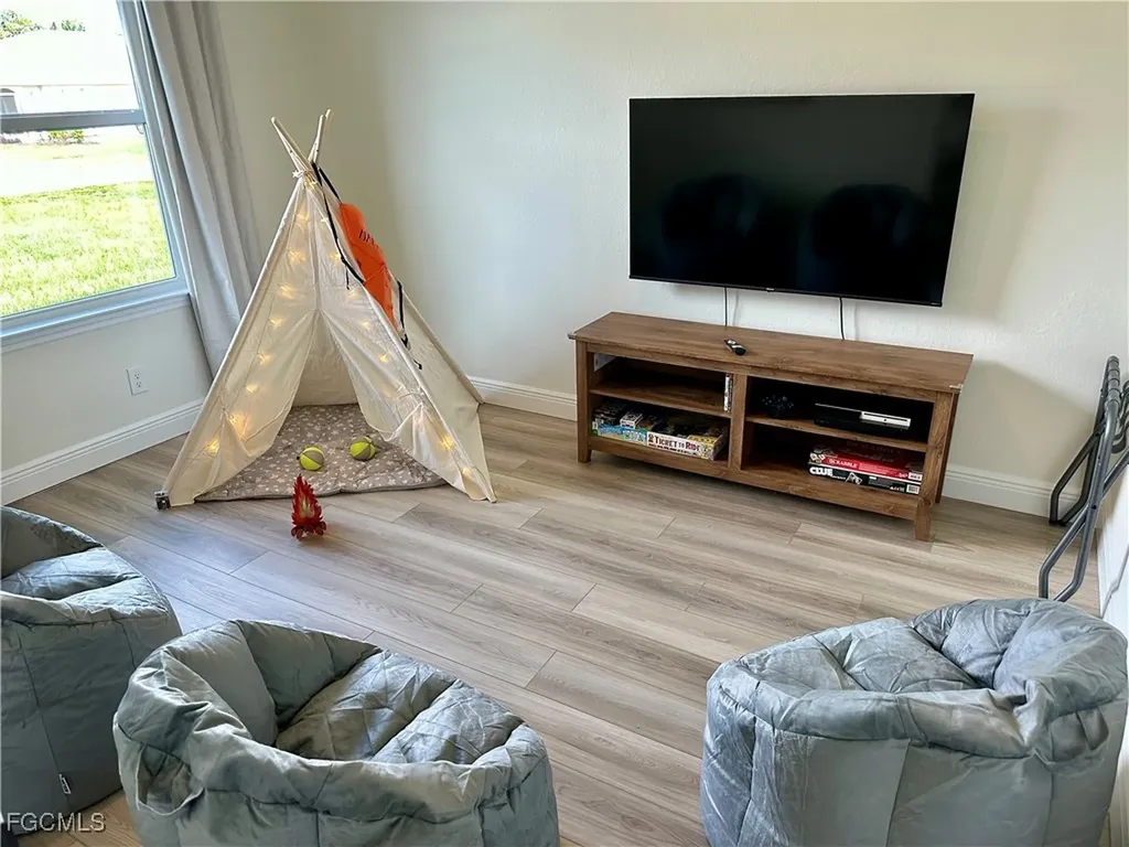 926 SE 23rd Place Cape Coral FL 33990