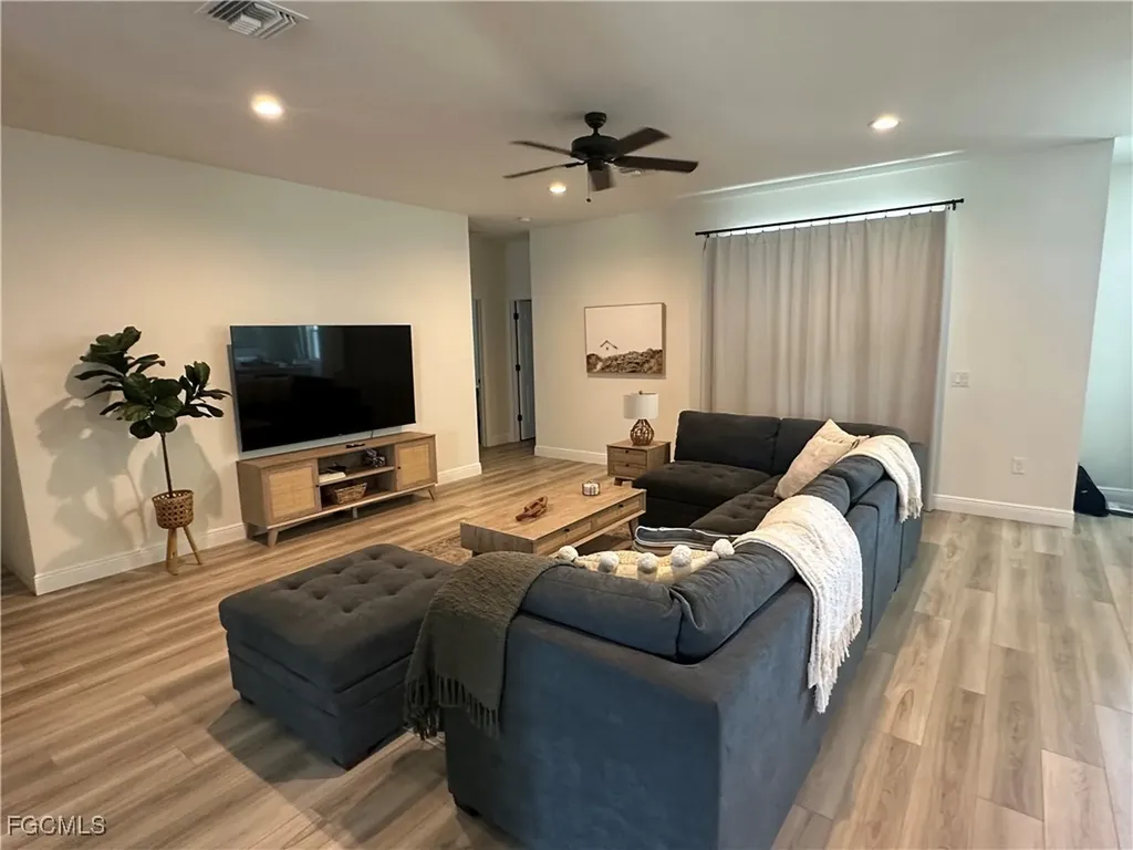 926 SE 23rd Place Cape Coral FL 33990