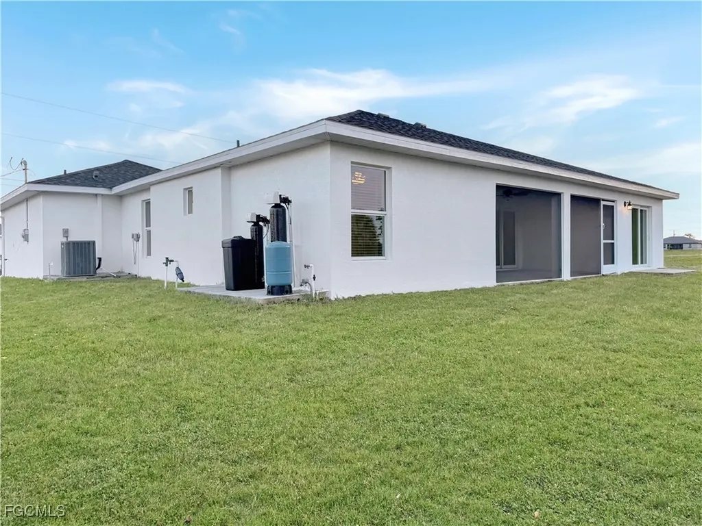 1423 NE 32nd Lane Cape Coral FL 33909