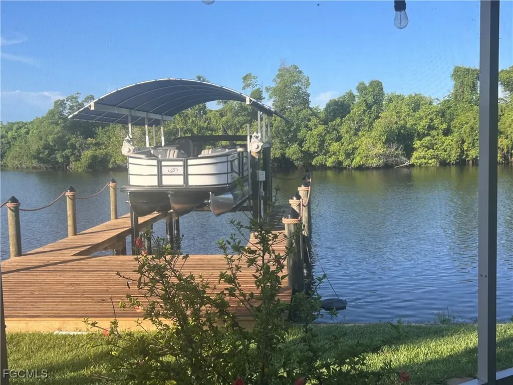 31 Channel Lane Fort Myers FL 33905