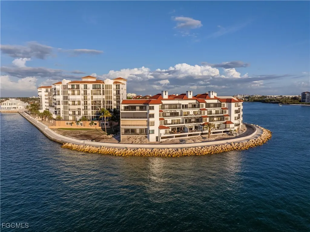 645 La Peninsula Boulevard Naples FL 34113
