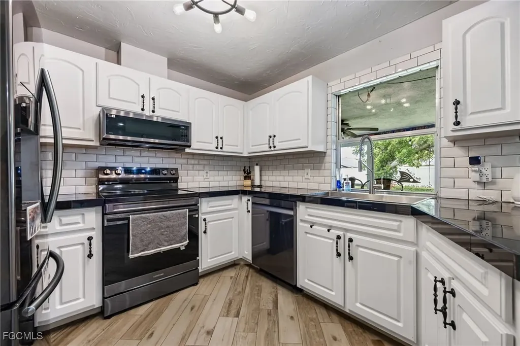463 SE 17th Avenue Cape Coral FL 33990