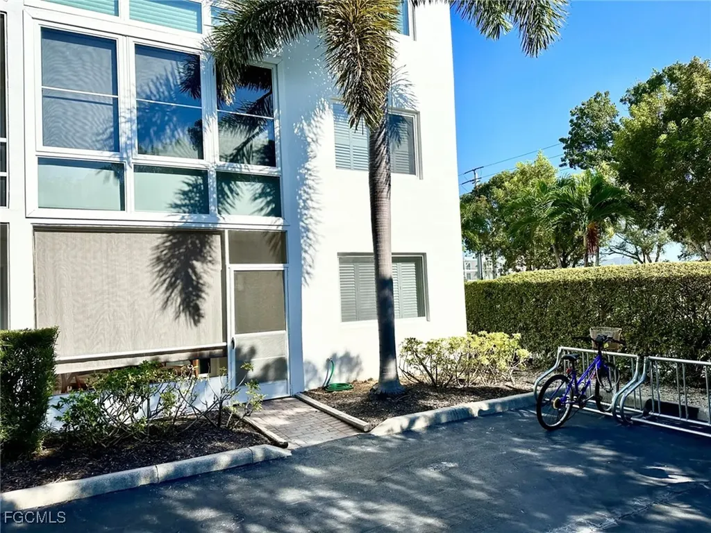 72 7th Street S Naples FL 34102