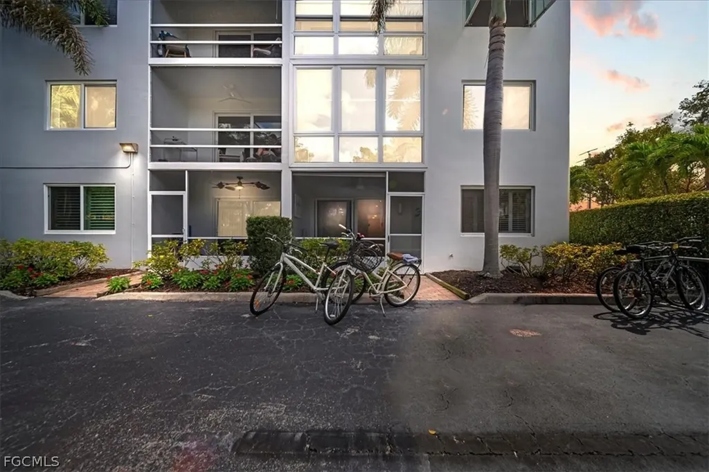 72 7th Street S Naples FL 34102