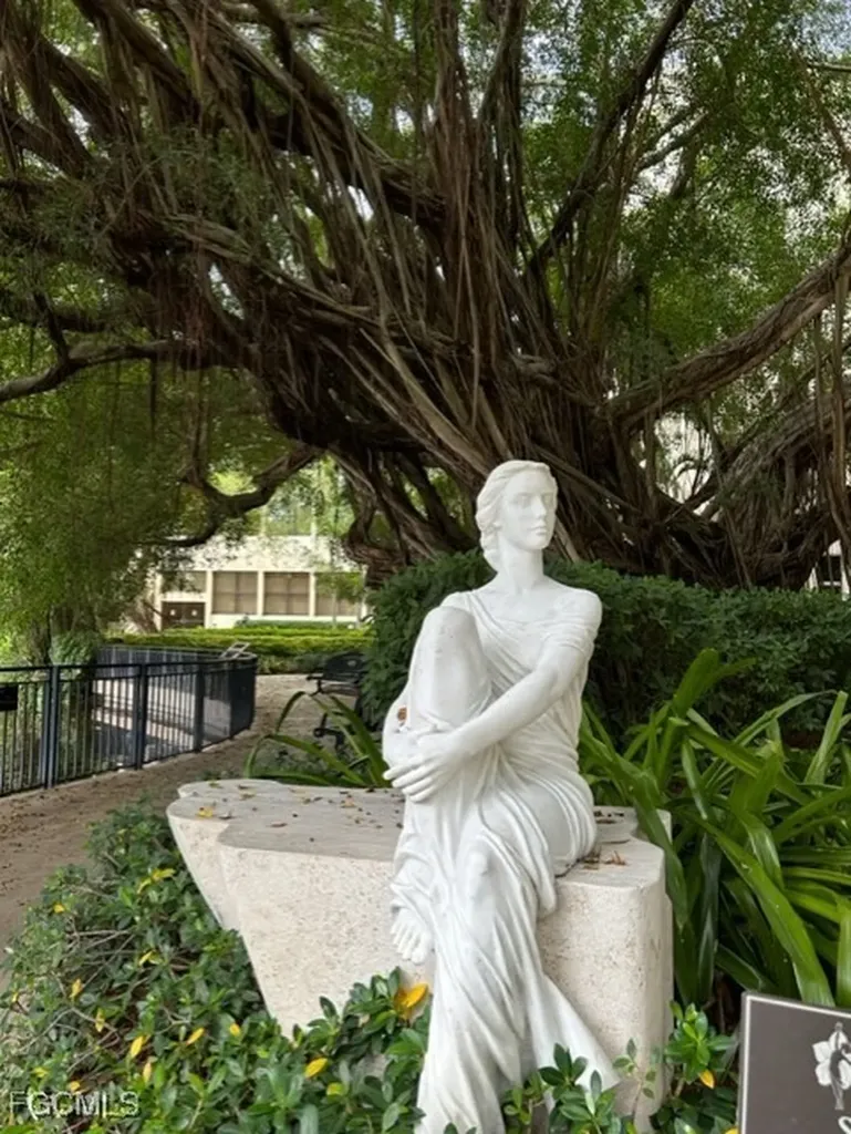 72 7th Street S Naples FL 34102
