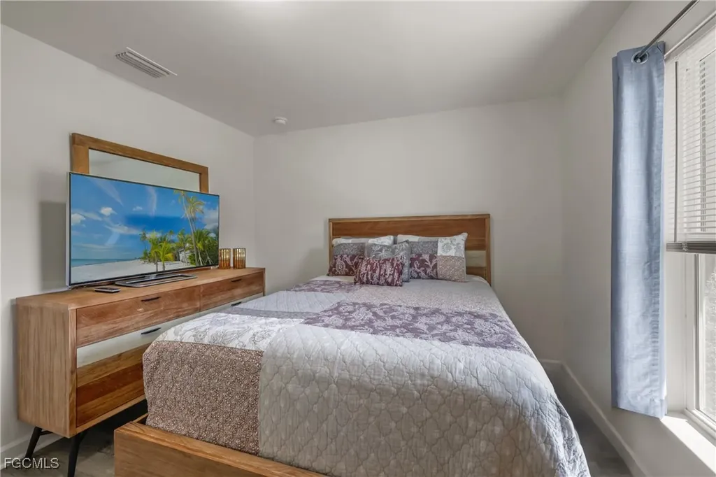 2620 NE 7th Place Cape Coral FL 33909