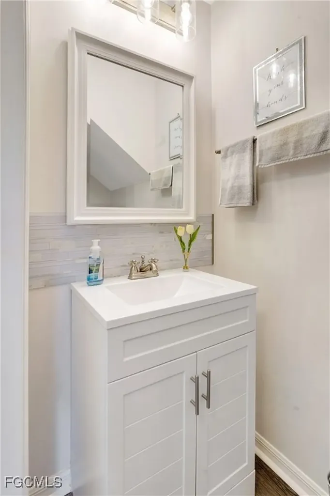 2200 NE Juanita Place Cape Coral FL 33909