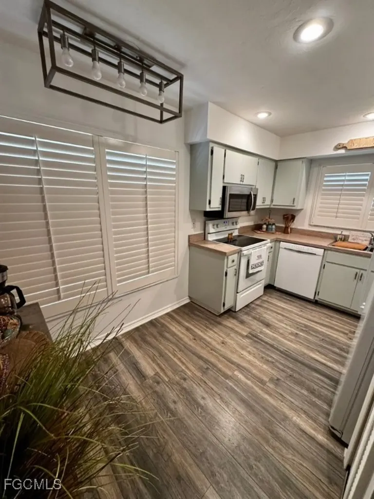 711 SE 12th Avenue Cape Coral FL 33990