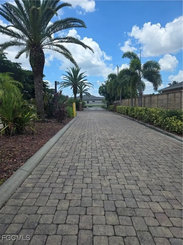 812 Palmetto Pointe Circle Cape Coral FL 33991