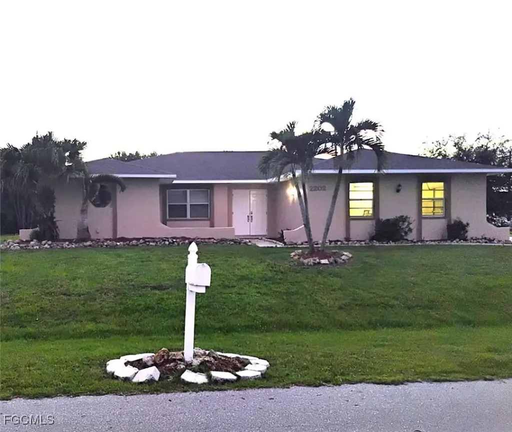 2202 SE 8th Place Cape Coral FL 33990