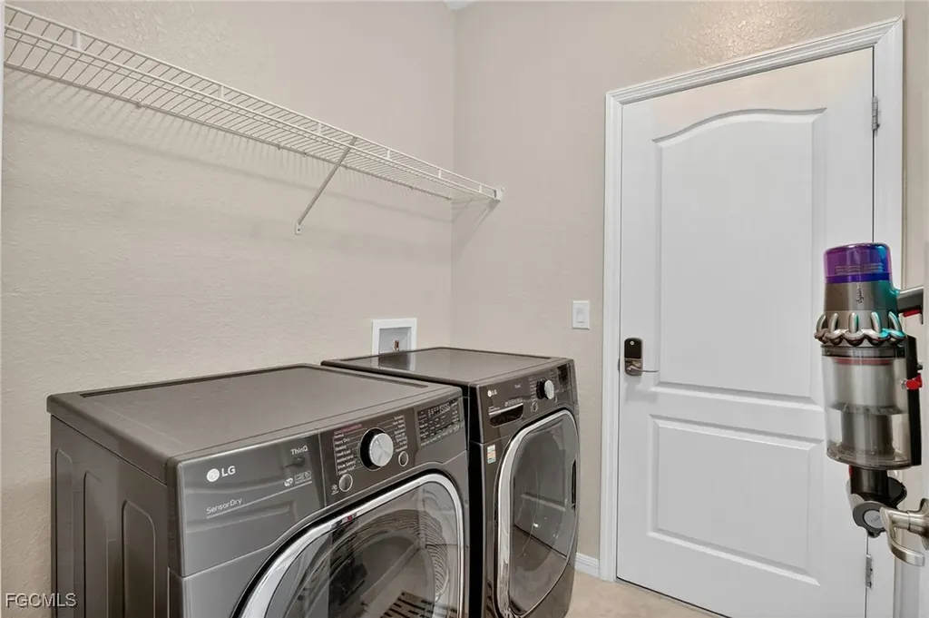 2073 Fairmont Lane Naples FL 34120