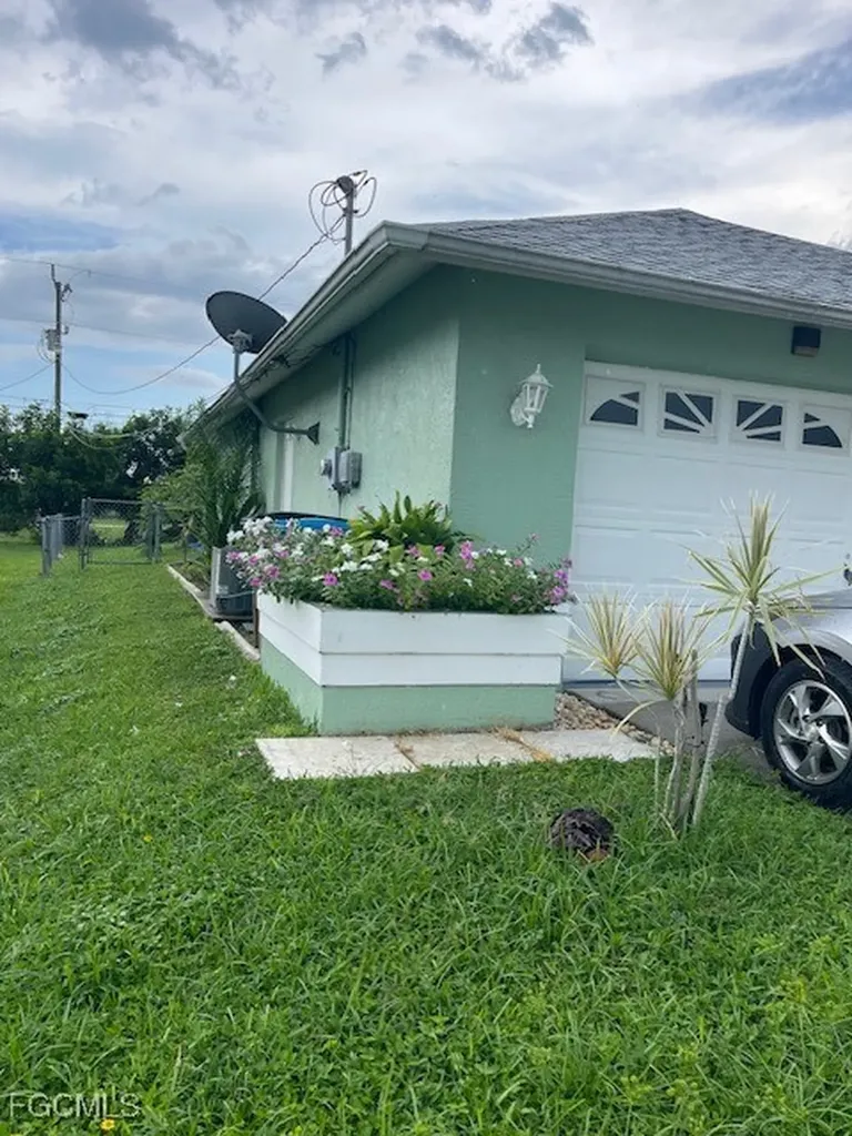 536 SE 2nd Terrace Cape Coral FL 33990