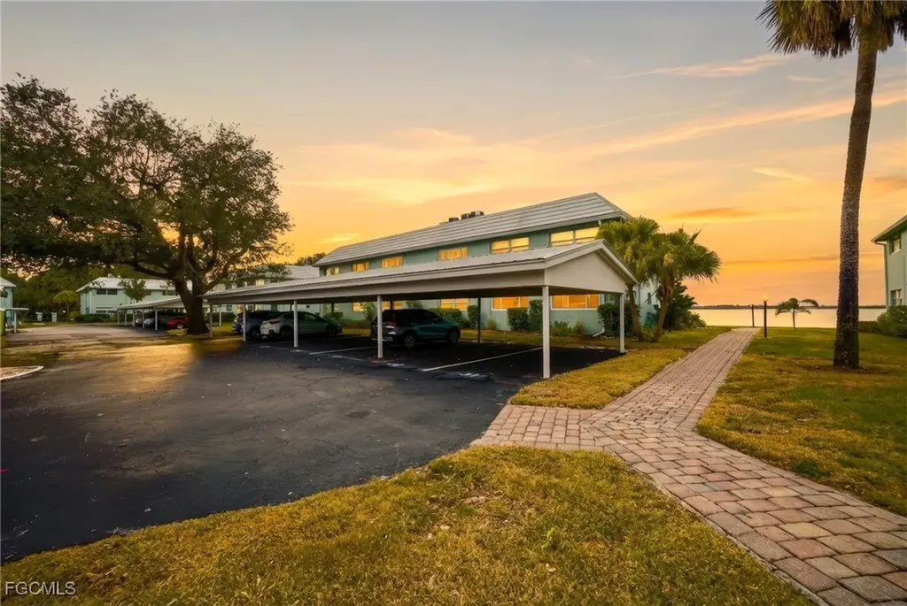 3225 E Riverside Drive Fort Myers FL 33916