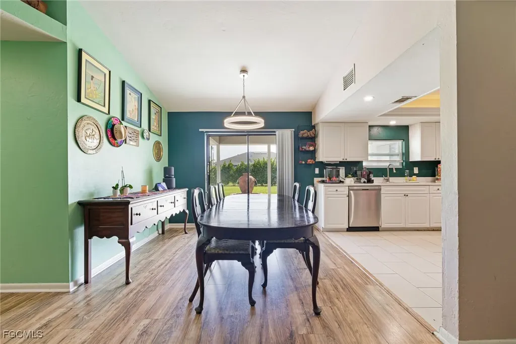 3810 SE 12th Place Cape Coral FL 33904