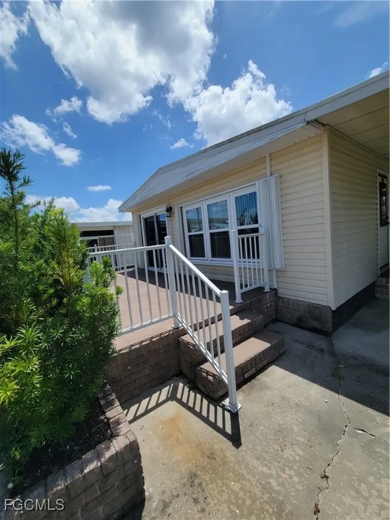 5502 Sir Walter Way North Fort Myers FL 33917