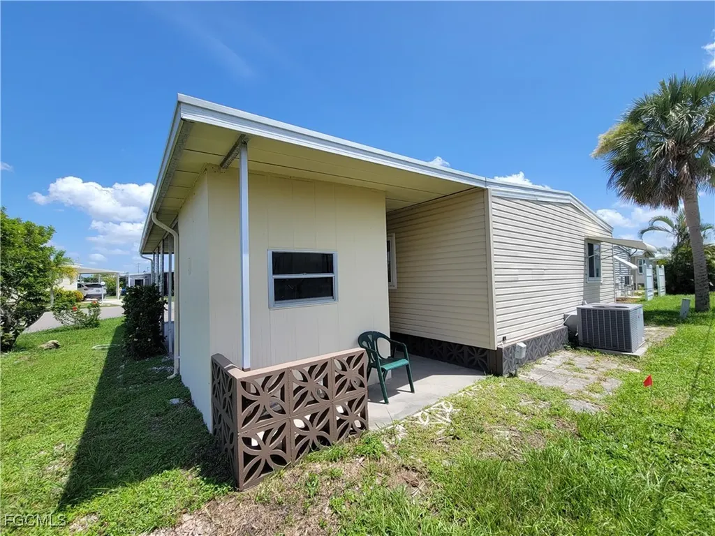 5502 Sir Walter Way North Fort Myers FL 33917