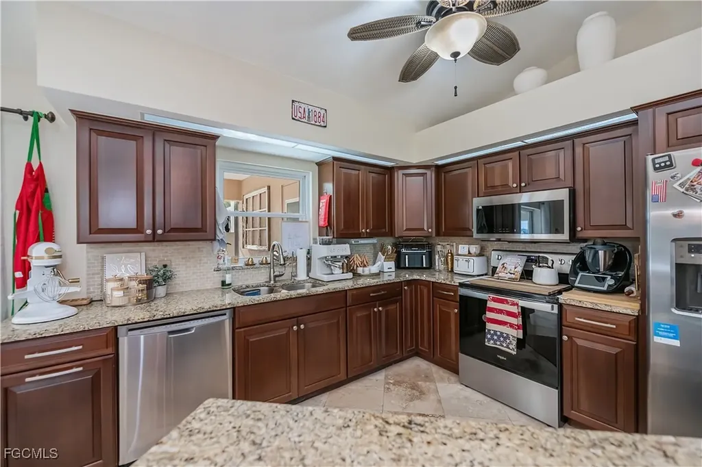 909 SW 6th Court Cape Coral FL 33991