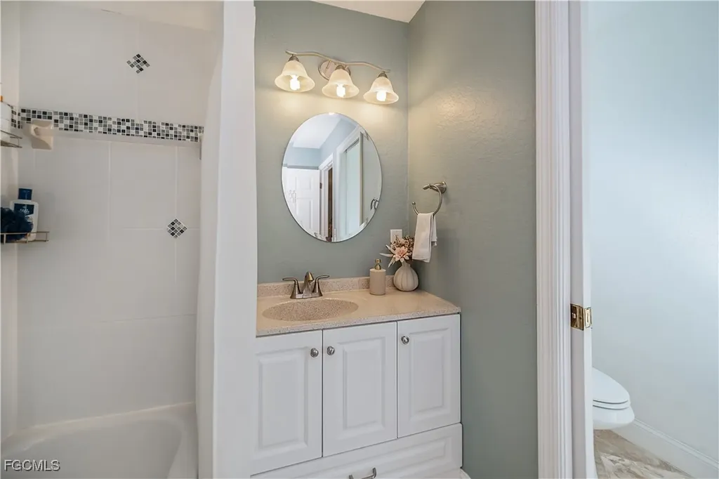 909 SW 6th Court Cape Coral FL 33991