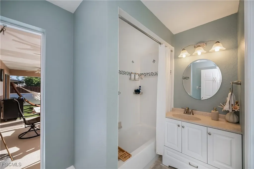 909 SW 6th Court Cape Coral FL 33991