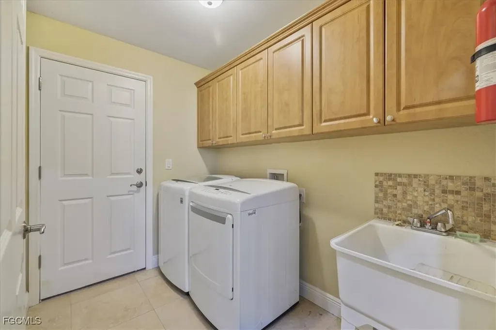 2448 Miracle Parkway Cape Coral FL 33914