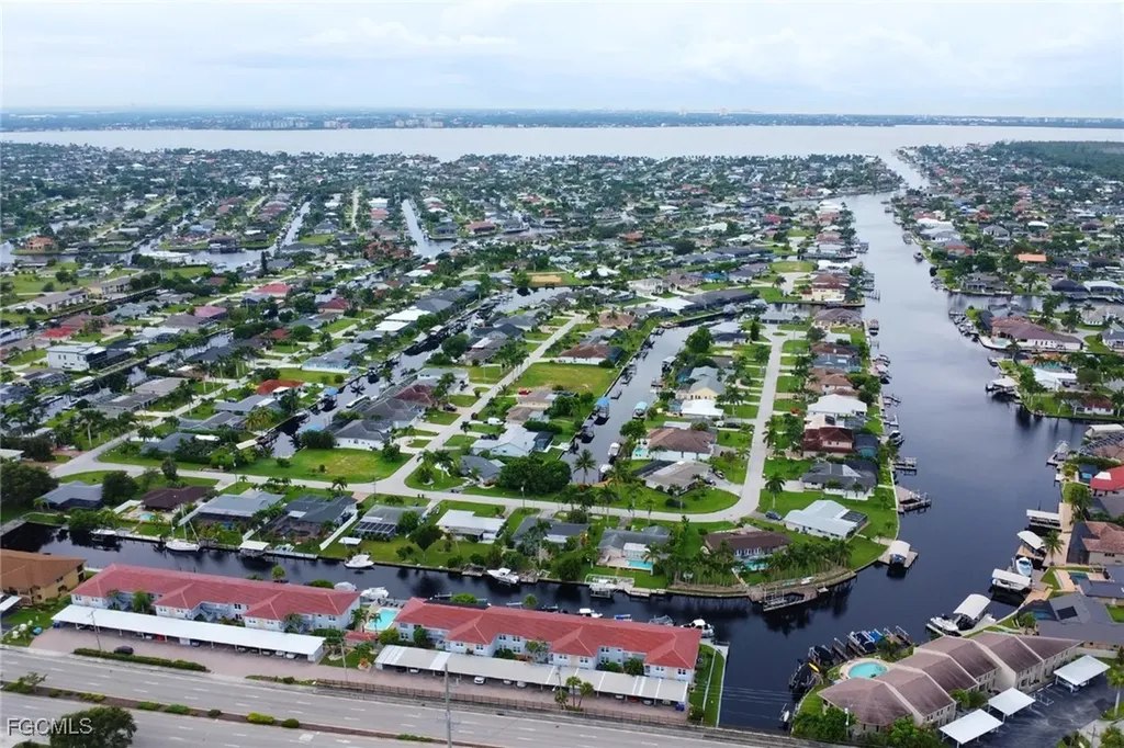 208 Cape Coral Parkway E Cape Coral FL 33904