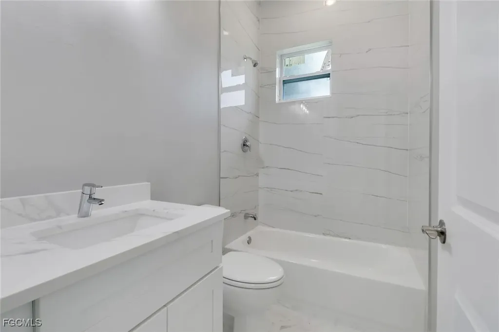 6021 Lindbrook Avenue Fort Myers FL 33905