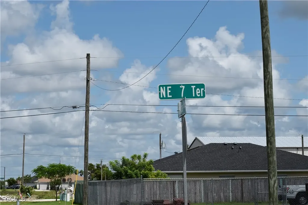 825 NE 7th Terrace Cape Coral FL 33909