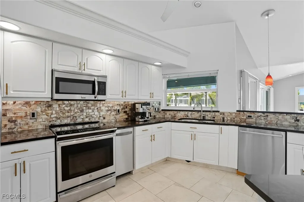 1062 SE 21st Avenue Cape Coral FL 33990