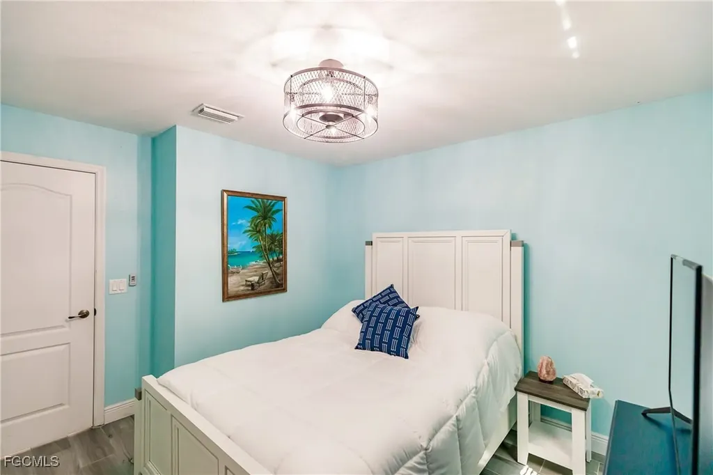 8 NE 8th Place Cape Coral FL 33909