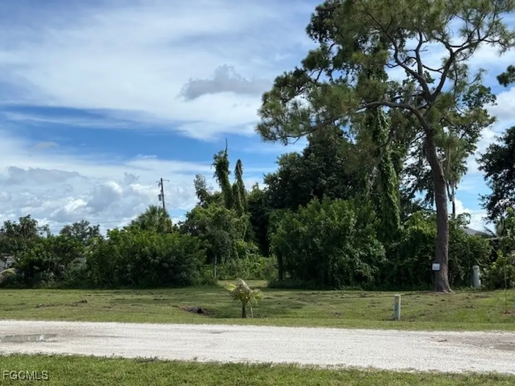 842 Whispering Pines Road Cape Coral FL 33993