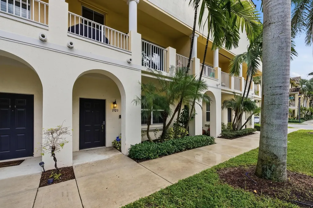 1923 Via Granada Boynton Beach FL 33426