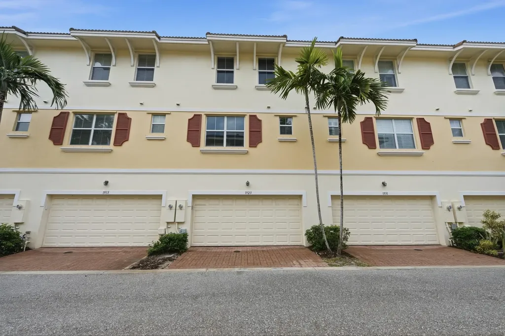 1923 Via Granada Boynton Beach FL 33426
