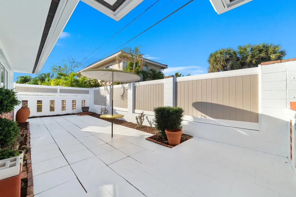 2001 NE 30th Street Fort Lauderdale FL 33306
