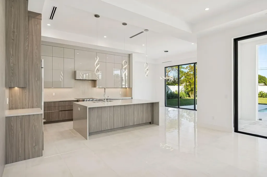 261 NW 8th Street Boca Raton FL 33432