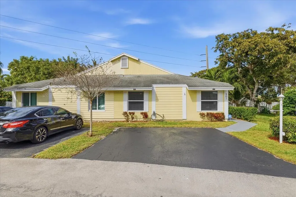 901 SW 111th Way Davie FL 33324