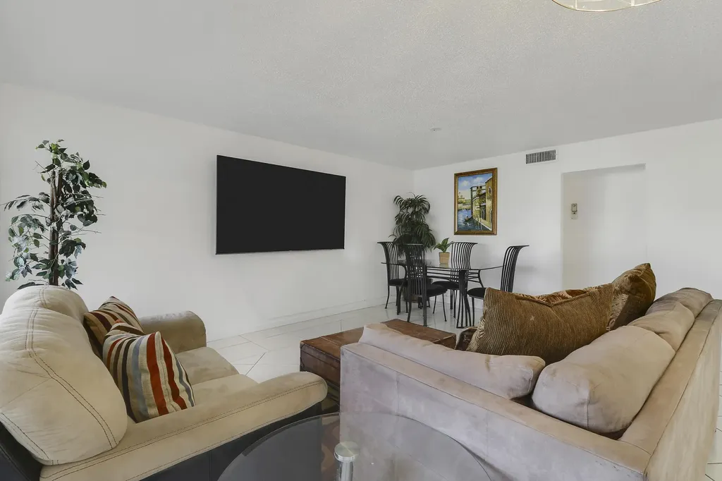 7 Greenway Village N Royal Palm Beach FL 33411
