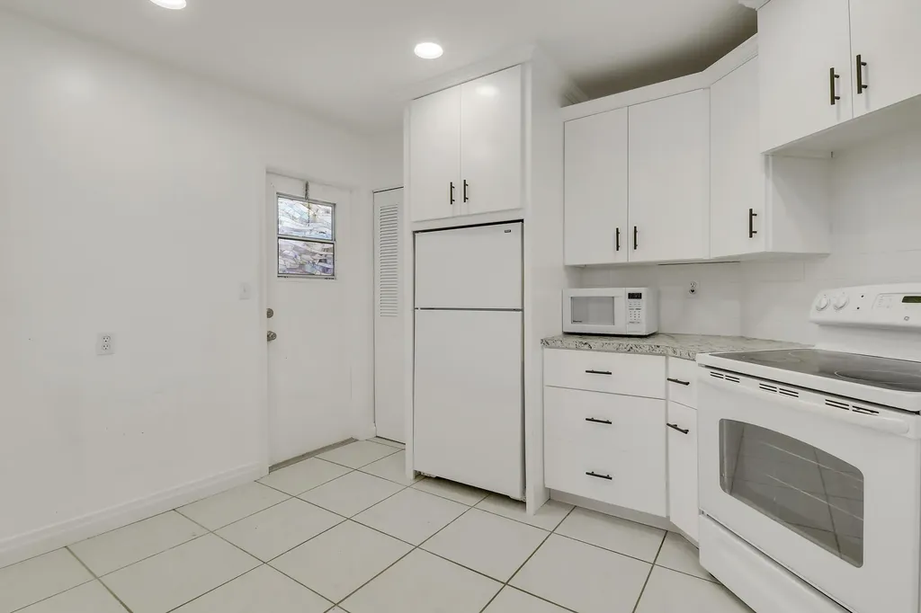 7 Greenway Village N Royal Palm Beach FL 33411