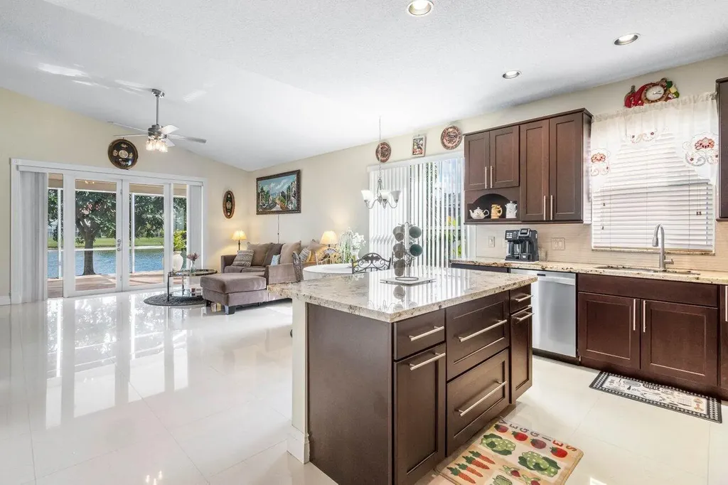 21196 Via Ventura Boca Raton FL 33433