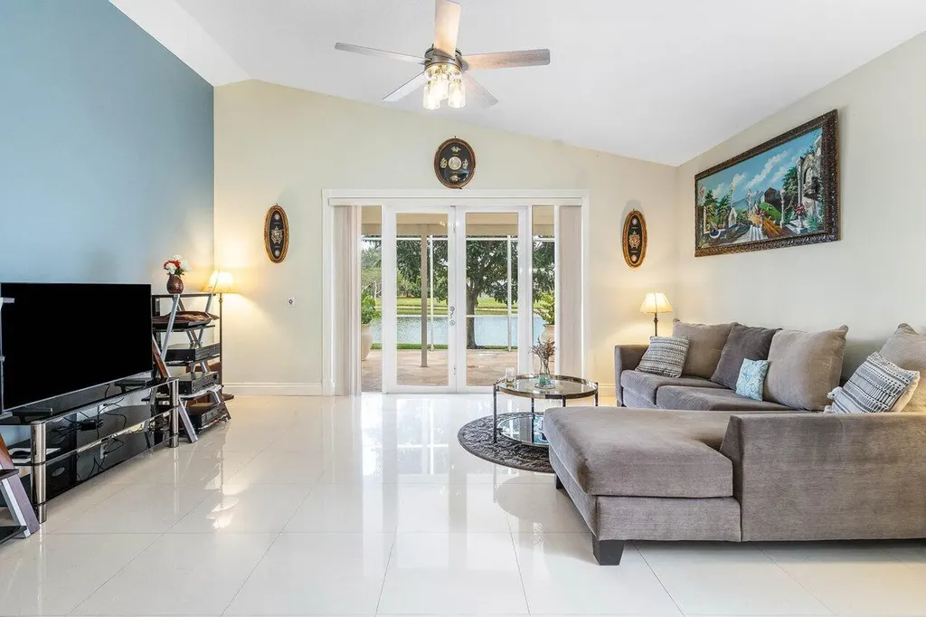 21196 Via Ventura Boca Raton FL 33433